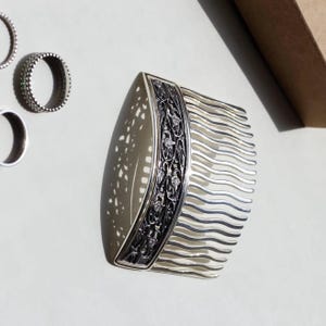 Silver Hair Comb with Vintage Floral Design & Gems – 20-Tooth Bridal Hairpiece, Elegant Silver Hair Accessory, Wedding Hair Comb