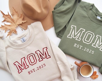 Personalizowana bluza dla mamy z haftowanym imieniem dziecka na rękawie Prezent na Dzień Matki Urodziny Prezent dla nowej mamy i babci Ogłoszenie o ciąży