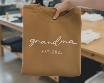 Bluza z haftem dla babci z imionami dzieci na rękawie, spersonalizowana bluza z kapturem dla babci, strój dla babci, prezent urodzinowy dla babci