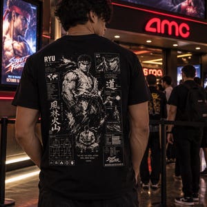 Streetwear T-shirt met vechtgame-thema, verkrijgbaar in een premium regular fit of oversized model.