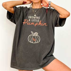 Camiseta "Cultivando una pequeña calabaza" con colores reconfortantes, camiseta de Acción de Gracias por el embarazo, camiseta de embarazo de otoño, regalo de anuncio, revelación de embarazo