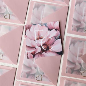 ROZE huwelijksuitnodiging met roze bloesembloemen