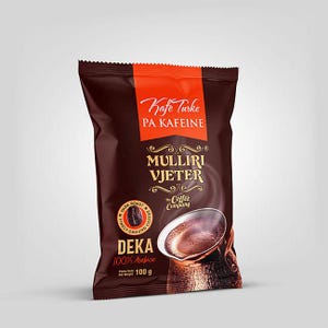 Könnte beinhalten: Eine braune Tüte entkoffeinierten türkischen Kaffees der Marke "MULLIRI VJETER" mit dem Text "Kafe Turke PA KAFEINE" in Orange. Die Tüte zeigt eine Grafik mit dunkel gerösteten Kaffeebohnen und eine Darstellung einer traditionellen türkischen Kaffeekanne.