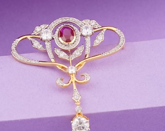 Broche de plata de ley chapado en oro de 14 quilates con rubí y diamantes.