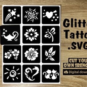 Op de afbeelding: Een set van 12 zwart-witte glittertattoo sjablonen met verschillende ontwerpen, waaronder een zon, een hart, een bloem, een genielamp, een libel, een kat en een hulsttak. De sjablonen zijn in een rasterpatroon op een houten achtergrond gerangschikt. De tekst "Glitter Tattoo .SVG" en "CUT YOUR OWN STENCILS!" is onder de sjablonen gedrukt. De tekst "Digital download" is onder de tekst "CUT YOUR OWN STENCILS!" gedrukt.