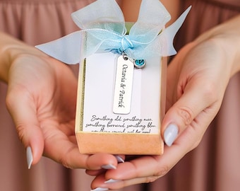 Dije de ramo de novia personalizado "Something Blue" con texto grabado y tarjeta, regalo de boda para novia, regalo de boda personalizado para novia