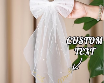 Gepersonaliseerde witte parel strik clipsluier met tekst, aangepaste witte parel strik clip sluier, custom verlovingscadeau voor aanstaande bruid