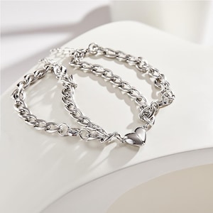 Pulseira de coração personalizada gravada, conjunto de pulseira magnética cubana com letras personalizadas, conjunto de pulseira de elos de coração personalizada para casal