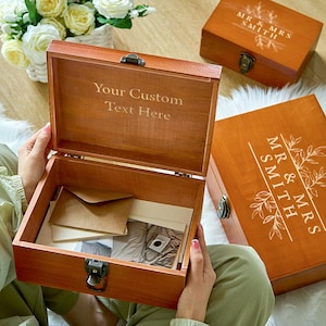 Gepersonaliseerde houten bruiloft aandenkendoos, aangepaste trouwkaart houten kist, aangepaste huwelijkscadeau voor pasgetrouwden, aangepaste houten kist cadeau pas