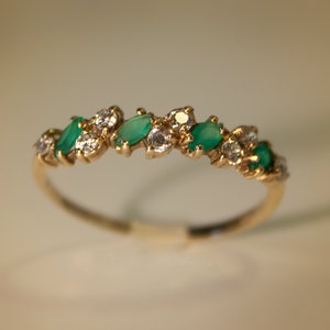 Fiesta - Emeralds in 9ct gold ring