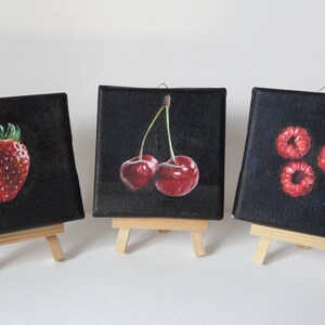Trois mini peintures ORIGINALES de cerises, peinture de fraises, peinture de framboises sur fond noir. Triptyque fruits rouges.