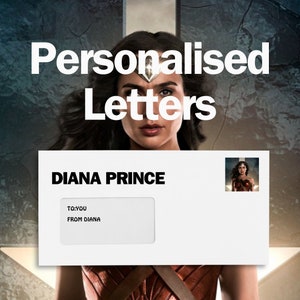 Puede incluir: Un sobre blanco con el texto "DIANA PRINCE" impreso en el frente. El sobre tiene una pequeña ventana con el texto "TO: YOU" y "FROM DIANA" impreso en el interior. Una pequeña imagen de Wonder Woman está en la esquina superior derecha del sobre.