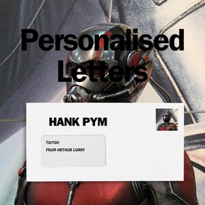 Puede incluir: Un sobre blanco con el texto "HANK PYM" en letras negras en negrita. El sobre tiene una pequeña ventana con el texto "TO: YOU FROM ARTHUR CURRY" en texto negro. Una pequeña imagen de una persona que lleva un traje rojo y negro con un casco se encuentra en la esquina superior derecha del sobre.