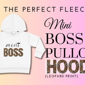 Pode incluir: Casaco de moletom branco com capuz e um design de "mini BOSS" estampado de leopardo. O casaco tem capuz e mangas compridas.