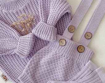 Set lavorato a maglia color lavanda: maglione, calzoncini, pantaloni per ragazzi e ragazze, dettagli eleganti, accogliente moda autunnale