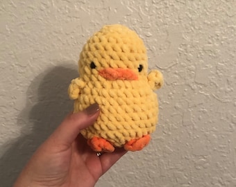 Patito amarillo de crochet hecho a mano