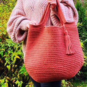 Gehäkelte XL Shopper mit Muster, ein Herbst Outfit Accessoires, eine modische desing Riesentasche für den täglichen Gebrauch.