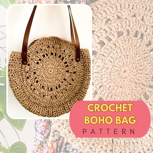 Puede incluir: Un bolso boho tejido a crochet con correas de cuero marrón. El bolso está hecho de paja natural y tiene una forma redonda. El texto "CROCHET BOHO BAG PATTERN" se muestra sobre un fondo rosa.