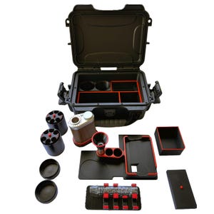 Puede incluir: Una maleta rígida negra con detalles rojos, que contiene una variedad de accesorios para fumar, incluyendo un vaporizador, un molinillo, una pipa y un contenedor de almacenamiento.