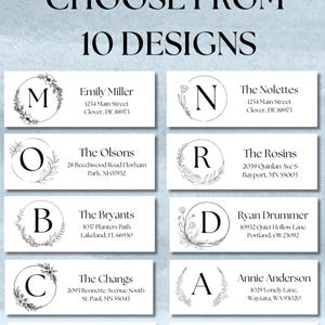 Könnte beinhalten: Rechteckige weiße Etiketten mit schwarzem Text und floralen Kranzdesigns. Jedes Etikett zeigt einen Buchstaben, einen Namen und eine Adresse. Der Text "CHOOSE FROM 10 DESIGNS" steht oben. Beispiele sind "Emily Miller" und "The Nolettes".