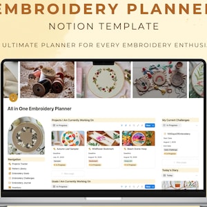 Könnte beinhalten: Ein Laptop zeigt eine Notion-Vorlage für einen Stickplaner. Der Bildschirm zeigt einen digitalen Planer mit Abschnitten für Projekte, Herausforderungen und ein Tagebuch. Das obere Banner lautet "EMBROIDERY PLANNER NOTION TEMPLATE".