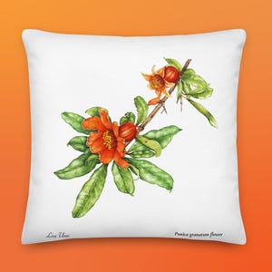 Premium botanisches Kissen 45x45 cm mit Granatapfelblüte – Limitierte Auflage 900 Stück, natürliche Eleganz für Zuhause