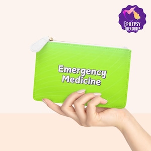 Puede incluir: Un estuche con cremallera de color verde lima con las palabras "Emergency Medicine" en blanco. El estuche tiene un tirador de cremallera blanco y un diseño ondulado. El logotipo de Epilepsy Treasures está en la esquina superior derecha.