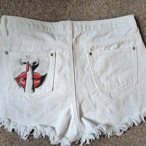 Shorts vaqueros blancos personalizados, pintados a mano y con detalles de pedrería. Shorts de festival únicos. Talla 14 del Reino Unido.