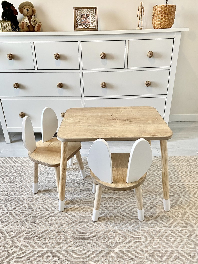 Mesa de madera Montessori de alta calidad y orejas de conejo blanco 2 sillas para niños