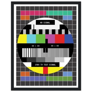 Könnte beinhalten: Gerahmter Druck mit einem Vintage-TV-Testsignal von 1980. Das Bild hat einen schwarzen Rahmen und einen grauen Rasterhintergrund. Das Testsignal enthält einen Farbbalken, einen Kreis und den Text "NO SIGNAL" und "1980 TV TEST SIGNAL".