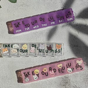 K-Pop Pillendose 7 Tage "Take your delulu pills" | SKZOO Stray Kids ATEEZ BTS BT21 | K-Pop Aesthetic Organizer Box | Kpop Fanmade Merch