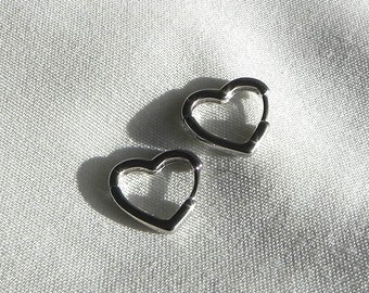 Silber Herz Creolen | zierliche Liebe Ohrringe | Geschenk für Sie | Herz Huggie Hoops | SOFORTVERSAND