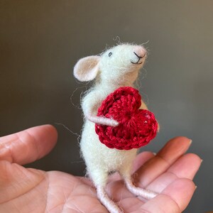 Muis, naaldvilt, miniatuur, met hart handgemaakt van wol, muizenhuis, cadeau,muizenhuis, mothersday moederdag