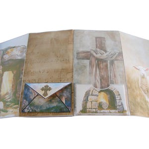 Könnte beinhalten: Mehrteilige Grußkarte mit Aquarellillustrationen. Die Tafeln zeigen einen steinernen Torbogen, Noten, ein Holzkreuz mit einem Tuch und ein Lamm. Ein Umschlag mit Kreuzdesign befindet sich in der Mitte.