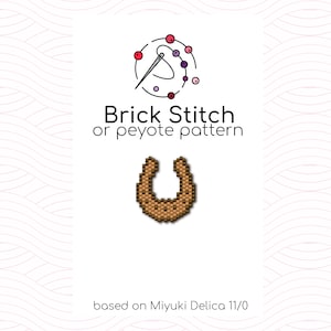 Puede incluir: Un patrón de cuentas en forma de herradura marrón hecho con cuentas Miyuki Delica 11/0. El patrón se llama punto de ladrillo o punto de peyote.