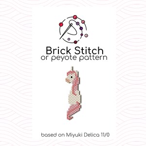 Puede incluir: Un patrón de sprite de unicornio rosa y blanco utilizando punto de ladrillo o punto de peyote. El patrón se basa en cuentas Miyuki Delica 11/0.