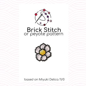 Peut inclure: Une fleur blanche avec un centre jaune, réalisée avec des perles de rocaille. L'image comprend le texte "Brick Stitch ou motif peyote" et "basé sur Miyuki Delica 11/0".