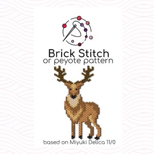 Puede incluir: Un patrón de abalorios para un ciervo marrón con cuernos, utilizando la técnica de punto de ladrillo o peyote. El patrón está basado en cuentas Miyuki Delica 11/0.