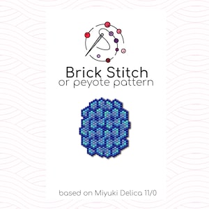 Puede incluir: Un diseño de flor de cuentas azules y turquesas, creado con punto de ladrillo o punto de peyote, basado en cuentas Miyuki Delica 11/0. El diseño se muestra sobre un fondo blanco con una ilustración en blanco y negro de una aguja e hilo.