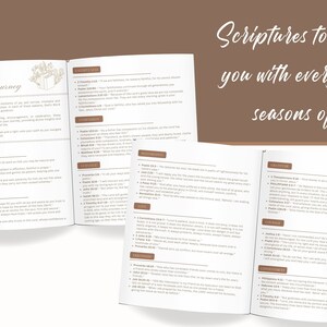 K&ouml;nnte beinhalten: Eine Doppelseite eines Buches mit dem Titel "Schriftlesungen f&uuml;r die Reise des Lebens". Das Buch enth&auml;lt eine Liste von Bibelversen, die nach Themen wie "Erneuerung", "Hoffnung", "Liebe", "Vergebung", "Freude", "Weisheit", "Zufriedenheit", "Dankbarkeit" und "Ermutigung" kategorisiert sind.