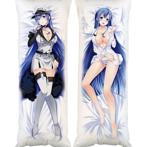Pode incluir: Duas almofadas de corpo longas e brancas com ilustrações em estilo anime. Uma almofada apresenta uma personagem em uniforme branco com detalhes em preto e um chapéu. A outra almofada mostra uma personagem com camisa branca e roupa íntima listrada azul e branca.