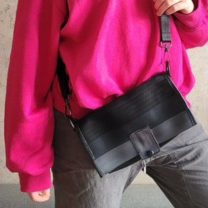 Pochette noire et grise recyclée - Mini sac à main noir unique, porte-monnaie ceintures de sécurité