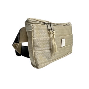 Sac écologique fait main - Sac à main de ceinture de sécurité recyclé en beige, parfait pour un usage quotidien