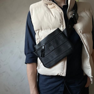 Sac banane noir fabriqué à partir de ceintures de sécurité de voiture - sac banane minimaliste, bandoulière respectueux de l'environnement, sac à bandoulière recyclé
