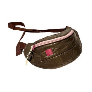 Upcycled Puffer Purse: Stay Stylish and Sustainable with this Unisex Fanny Pack