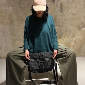 Sac messager Urban Eco | Cabas végétalien unisexe fabriqué à partir de ceintures de sécurité recyclées / Sac à bandoulière noir