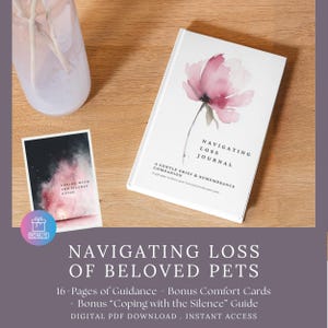 Puede incluir: Un diario blanco con un diseño floral de acuarela y el texto "Navigating Loss Journal" está sobre una superficie de madera. También hay una tarjeta más pequeña con el texto "Coping with the Silence Guide". La imagen promociona una descarga digital en PDF.