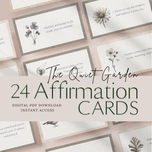 以下が含まれることがあります： 植物のイラストとインスピレーションを与える引用句が描かれた、24枚のアファメーションカードのセットです。カードには花や植物の絵が描かれています。「The Quiet Garden」と「24 Affirmation Cards」というテキストは濃い緑色で表示されています。
