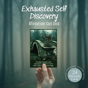 Può includere: Una mano tiene in mano un mazzo di carte intitolato "Exhausted Self Discovery Affirmations". La carta presenta un ponte di pietra con una pianta e del testo. La parte inferiore della carta recita: "Il ponte del mio spirito ha bisogno di manutenzione."