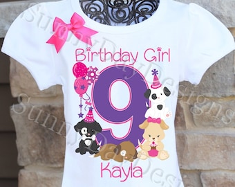 Puede incluir: Camiseta blanca con un número nueve morado, globos rosas y tres perros de dibujos animados. El texto "Birthday Girl" y "Kayla" está impreso en rosa.